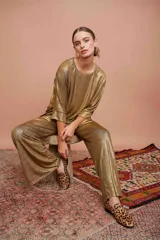 Top dorado amplio con escote redondo y mangas murciélago.