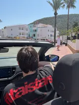 Remera celeste de corte holgado con estampado en rojo en la espalda con el texto "ittaistars", "European Tour by Ittai Stars Company" y el logo de la marca.