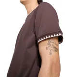 Remera Adidas Classic Sport de color marrón, con diseño de cuello redondo y puños acanalados con patrón geométrico en contraste, y logo del Trifolio bordado en el pecho.