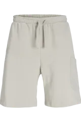 Short de jogging color gris claro, con corte relajado, cintura elástica con cordón ajustable y un bolsillo lateral tipo cargo.