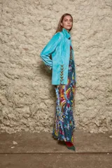 Blazer celeste de terciopelo con corte al cuerpo y detalles de cuero marrón en la parte delantera y en los puños.