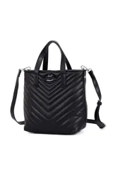 Cartera Las Oreiro color negro, con diseño acolchado en zigzag y detalle de labios en relieve en la parte frontal. Tiene doble asa de mano y correa de hombro ajustable y desmontable.