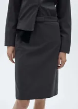 Falda midi de corte lápiz con diseño de raya diplomática. Presenta un diseño entallado, forro interior y una abertura en el bajo. Incluye un cinturón desmontable a juego.