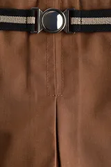 Short pollera mini de sarga color marrón, con pliegue frontal y cierre lateral oculto. Incluye un cinturón elástico a rayas con hebilla metálica redonda.