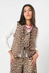 Chaleco con estampado animal print, sin mangas y con cierre frontal con lazos.