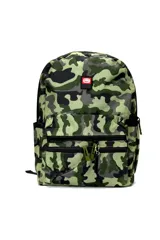 Mochila Ecko con diseño estampado camuflado en tonos verde militar, negro y gris. Cuenta con múltiples compartimentos con cierre y un parche frontal con el logo de la marca.
