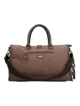 Cartera tipo bolso de mano color marrón con diseño patchwork étnico en los bolsillos frontales. Cuenta con doble asa superior, correa ajustable y removible, cierre principal, dos bolsillos frontales con solapa y broche magnético, y un llavero decorativo con borlas y dijes colgantes en el lateral.