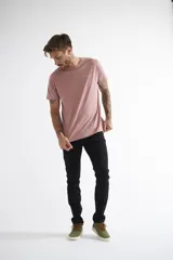 Jean de corte regular para hombre, color negro, con cierre frontal y bolsillos laterales y traseros. Presenta pasacintos en la cintura y costuras reforzadas.