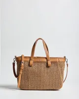 Cartera tipo tote bag color habano, combinando cuerpo de tejido texturizado tipo red y detalles en cuero sintético con costuras en contraste. Cuenta con doble asa corta de mano y correa larga ajustable y desmontable. Incluye aplique metálico con el logo de la marca en el frente.