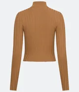 Polera color camel de punto acanalado, con cuello alto y mangas largas.
