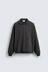 Sudadera de algodón ligero con efecto lavado, cuello subido con cierre frontal, manga larga y puños con acabado en rib.