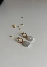 Aros colgantes con perlas barrocas de río y gancho de plata 925 con baño de oro.