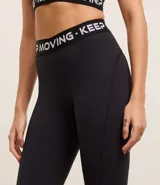 Legging deportiva de microfibra color lila, con cintura elástica ancha en contraste que presenta el texto Keep Mooving estampado.