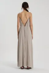 Vestido largo confeccionado en bambula de algodón, con escote en V y breteles finos. Presenta una falda amplia con recortes y detalle de jareta en el escote que se ajusta en la espalda.