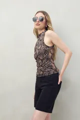 Bermuda de jean celeste, de corte clásico y largo a la rodilla.