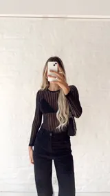 Body de manga larga con diseño de rayas verticales y acabado brillante. Presenta un tejido semitransparente ajustado al cuerpo con cuello redondo.