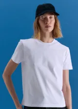 Remera básica de jersey de algodón, con cuello redondo a la base y mangas cortas. Presenta un isologo de la marca bordado a tono en el centro del pecho.