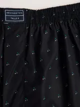 Bóxer de algodón blanco con estampado de flores pequeñas color celeste, con cintura elástica y logo de la marca en el centro.