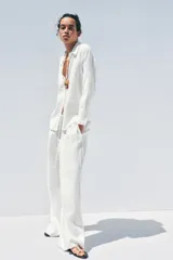 Pantalón palazzo de lino color rosado, con cintura elástica ajustable con cordón y bolsillos laterales ocultos.