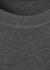 Jersey de punto fino color gris oscuro, con cuello redondo y diseño recto de manga larga.