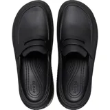Zuecos Crocs Stomp Loafer, color blanco con suela de plataforma negra. Presentan un diseño tipo mocasín con una tira decorativa negra sobre el empeine y el logo de Crocs.