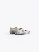 Mary Jane de nylon liviano color gris, combinada con recortes en cuero vacuno y descarne con estampado animal print tipo serpiente en la puntera y el talón. Cuenta con una tira con cierre de velcro en el empeine decorada con un aplique metálico en forma de abeja.