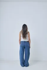 Pantalón de jean gris oscuro, corte ancho y tiro alto.