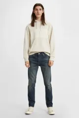 Pantalón de jean azul oscuro, de corte skinny, con tiro medio y ajuste ceñido en muslos y piernas.