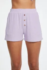 Short de toalla color lila con cintura elástica y tres botones decorativos.