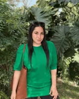 Remerón de corte oversize, color verde, con cuello redondo y mangas cortas. Confeccionado en algodón, presenta un diseño holgado y versátil.