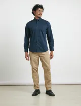 Camisa de manga larga con cuello button-down y bolsillo frontal. Confeccionada en tejido con elastano para mayor comodidad y libertad de movimiento.