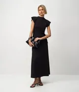 Pollera midi evasé negra, confeccionada en bengalina, con un recorte horizontal en la parte delantera.