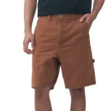 Bermuda tipo carpenter de la marca Quiksilver, color marrón, con diseño de cinco bolsillos, cierre frontal con botón y trabillas para cinturón.