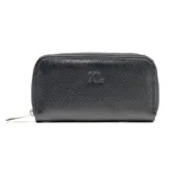 Billetera compacta de cuero vacuno color negro, con cierre perimetral y logo grabado en el frente.