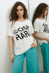 Remera negra de algodón con estampa frontal con la leyenda "COSA RARA" en color blanco, de corte holgado y mangas cortas.