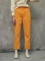 Jeans mom fit de color lila, con tiro alto y corte recto al tobillo.
