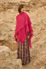 Chal de tejido liviano con acabado brillante y flecos decorativos en los bordes. Diseño versátil de caída fluida que permite diversas formas de uso.