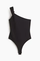 Body negro con escote asimétrico de un hombro, bretel ancho con detalle de nudo y diseño colaless.