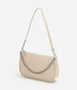 Cartera de mano tipo baguette, de color beige, con cierre superior de cremallera y una cadena decorativa plateada en la parte frontal. Cuenta con una correa larga ajustable y extraíble para usar al hombro o cruzada.