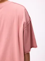 Remera de corte holgado con efecto lavado, cuello redondo y mangas cortas. Presenta el logo de la marca bordado en el frente con un diseño tipográfico.