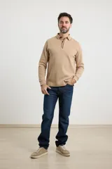 Sweater de tejido elastizado de algodón y poliéster color tostado, con cuello estilo tunecino, cierre frontal parcial con botones y ribetes en contraste.