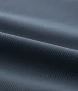 Camisa polo masculina de manga corta, confeccionada en tejido técnico de poliamida con elastano. Presenta cuello inglés con cierre de botones y diseño liso en color marrón, con tecnología de secado rápido y confort térmico.