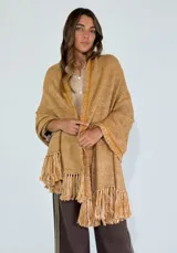 Chaleco tipo pashmina color ocre con flecos.