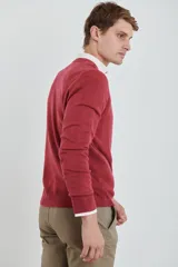 Sweater amarillo de tejido suave tipo cashmere, con escote en V.