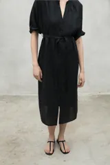 Mono largo negro de lino con mangas 3/4 tipo kimono, escote en V y cierre frontal con botones. Incluye cinturón de la misma tela.