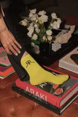 Medias de algodón color lima, de media caña con logo doble R en la caña lateral.