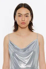 Camiseta de tirantes plateada con cuello drapeado.