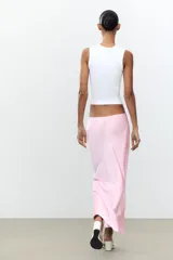 Falda midi color blanco hueso, de satén, corte al bies y cintura elástica.