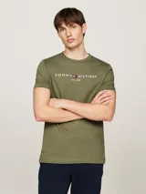 Remera de manga corta Tommy Hilfiger de color verde militar, con cuello redondo y el logo de la marca bordado en el pecho junto con el texto 'EST. 1985'.