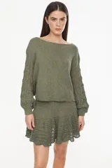 Sweater de punto liviano y holgado, de color verde militar, con escote bote y mangas largas con diseño calado.